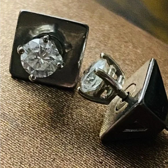 Genuine Diamond Stud Earrings
💎 - Total carat weight between .5 and .75 - Picture 1 of 2